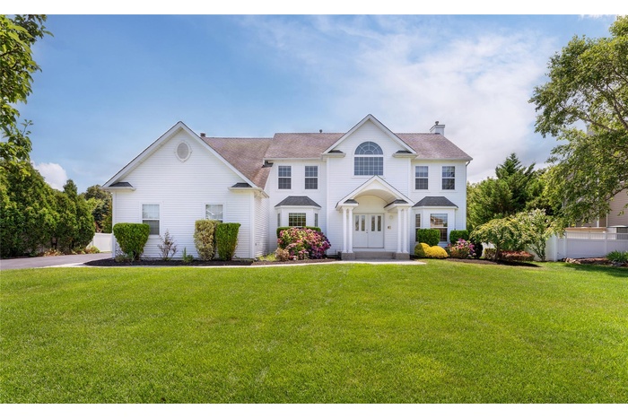 View of front of property featuring a beautiful front yard