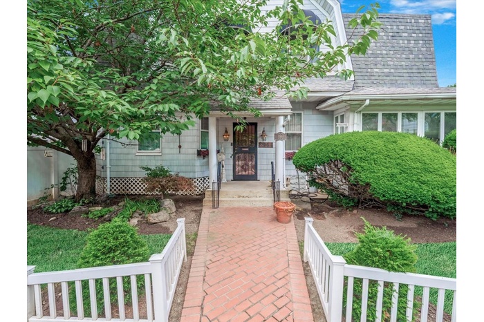 Property entrance with roof with shingles