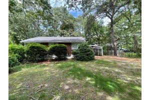Modern Ranch Style home with 3 bedrooms, 1 full bath.