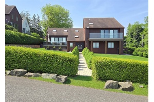 Magnificent Updated Contemporary Home That overlooks the Long Island Sound amp ; has Access to the Beach, Features 4 Bedrooms And 2.