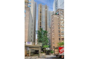 A spacious 837 Sq ft 2 Bedroom condo in the heart of midtown !