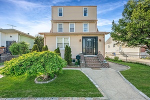 Absolutely fantastic full of natural light this Colonial Home is located In The Desirable Area Of Valley Stream just a walking distance to LIR and other public transportation and The ...