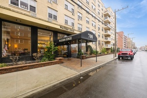 This spacious Junior 4 apartment is conveniently located just one apartment away from the ocean.