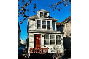 Completely detached colonial located in the lovely Liberty Park section of Glendale.