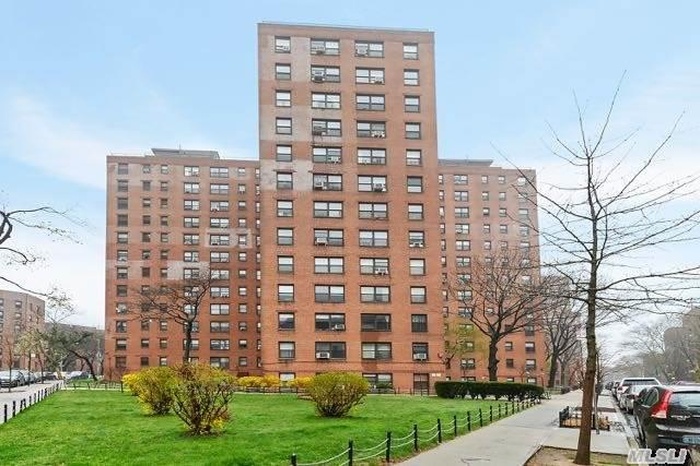 View of apartment building / complex