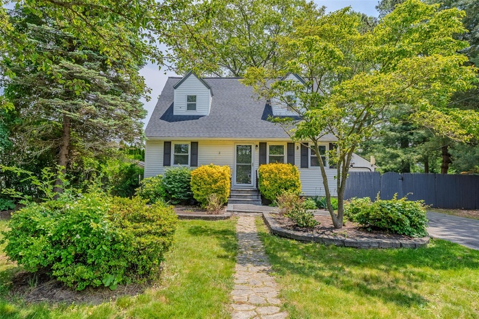 Cape cod-style house with roof with shingles