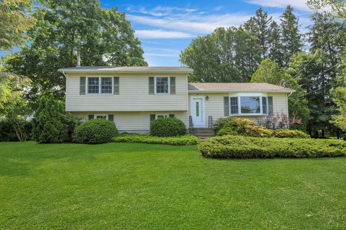 Split level home with curb appeal & large front yard