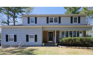 Beautiful colonial style property with 4brs, 2.