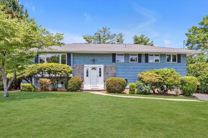 Hi-Ranch featuring a front yard and a shingled roof