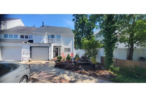 30 CHESTNUT CIRCLE. END UNIT This 4 Bedroom 2.