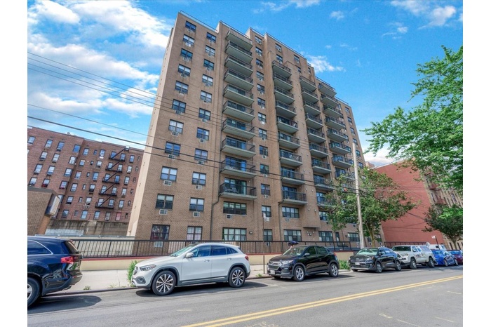 View of apartment building / complex