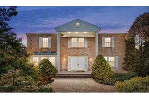 Exquisite Elegance in Muttontown Knolls Syosset School District Welcome to this breathtaking residence in the highly desirable Muttontown Knolls community, within the prestigious Syosset School District.