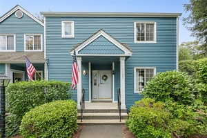 Wonderful 2 BR 2 1 2 Tri Level END Unit Townhome in Fieldstone Pond !