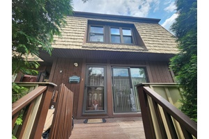 Spacious 3 Level Townhouse in the Heart of New City !