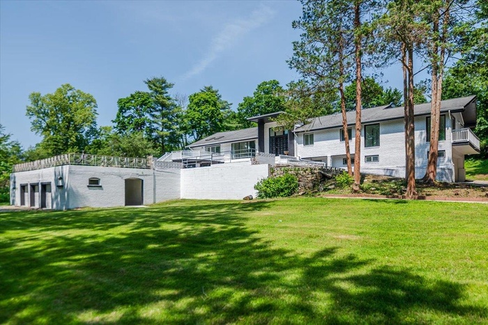 View of grassy yard
