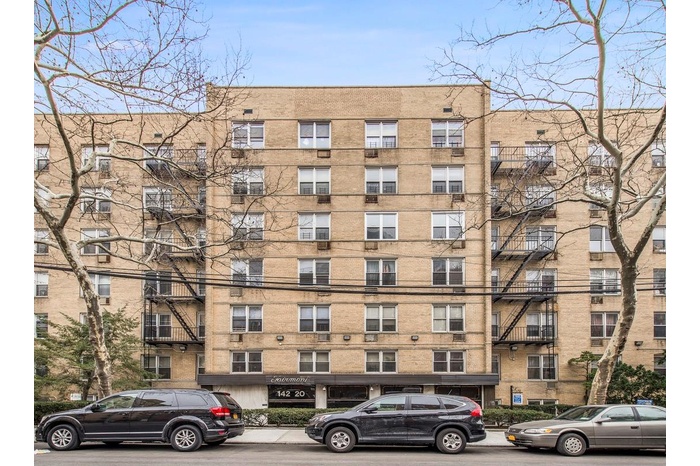 View of apartment building / complex
