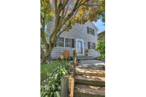 Nestled on a peaceful dead end street in the heart of Port Washington, this lovely 3 4 bedroom, 2 bathroom home offers both flexibility and charm.