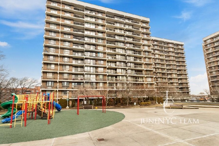 View of apartment building / complex