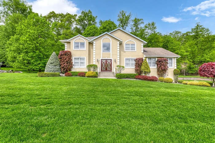 View of front of house featuring a front lawn