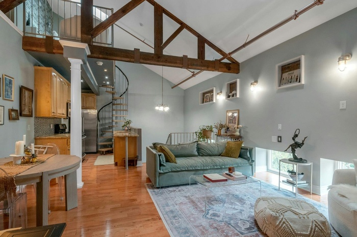 Welcoming great room perfect for entertaining!