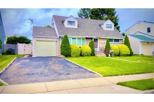 Welcome to a charming cape located in the Hillside Terrace Area of Hicksville.
