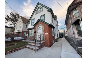 Huge 2 Family house in Richmond Hill, Prime Location, Walk To Subway, ALL Vacant Delivered !