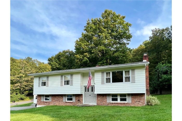 Bi-level home featuring a front yard