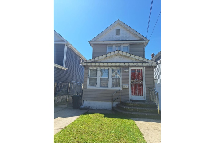 View of front facade featuring a front yard and entry steps