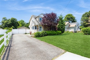 Charming Cape in the Heart of Patchogue !