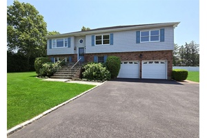 Rare find in beautiful Soundside Estates !