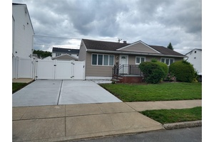 This spacious and expanded ranch situated on a 60x100 lot.