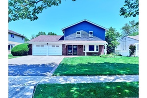 Located in the Prestigious Herricks School District Beautifully Renovated Splanch Home in Manhasset Hills Welcome to your dream home !