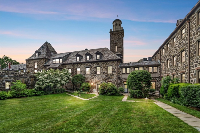Courtyard Entrance to 321 Furnace Dock Rd #30