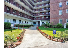 Experience comfort and convenience in this bright and generously sized 3 bedroom, 1.
