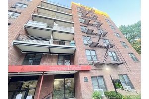 Spacious 1 Bedroom Coop in the Heart of Flushing.
