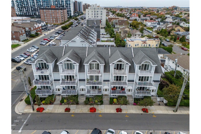 Beautiful Townhouse, Beachside in the East End!