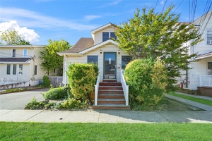 Opportunity to own in convenient location of Greenvale, easily accessible from local shops, public transit and main roads.