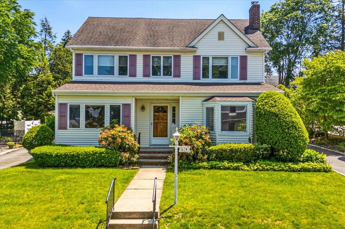 Colonial style home in Manhasset