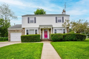 Hurry to Surrey ! Welcome to this 3 bedroom 2.