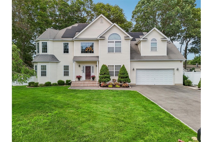 Spacious Post Modern w/2 Car Garage & Solar Panels