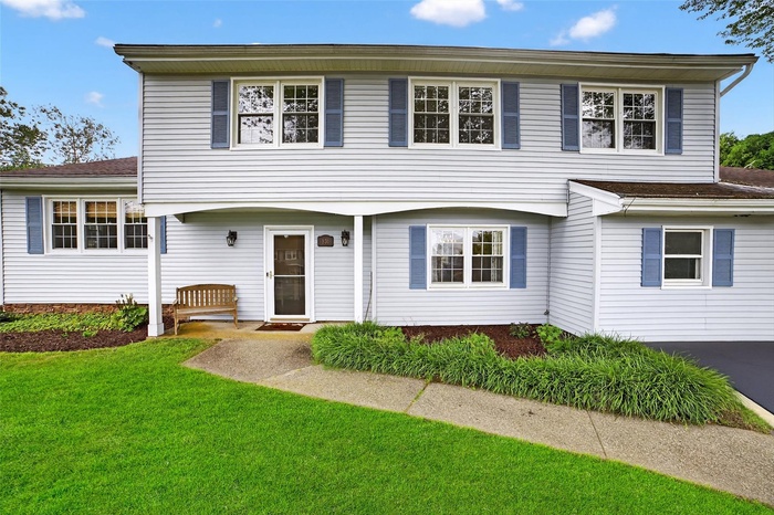 View of front facade with a front yard