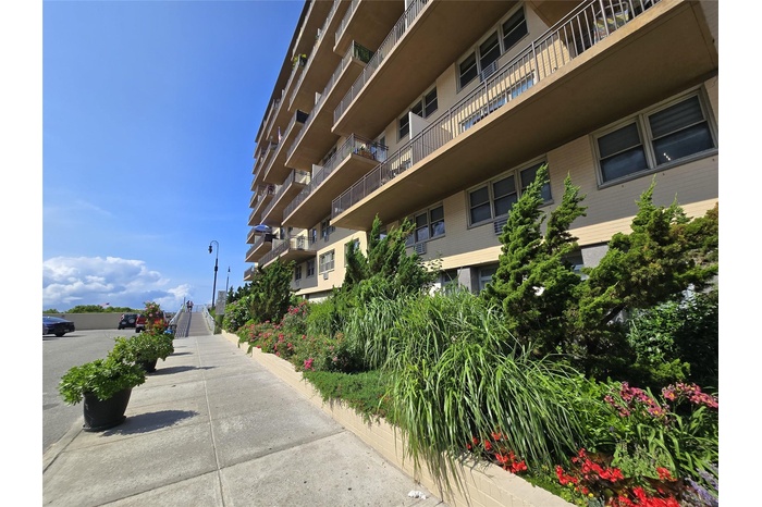 View of apartment building / complex