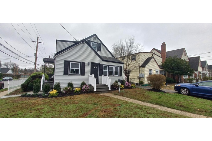 Bungalow featuring a front lawn