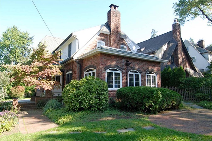 21 Forest Park is in the center of town, close to everything