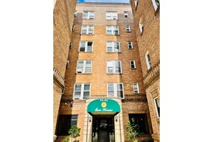 Beautiful Jr4 condo with large bathrooms and living room.