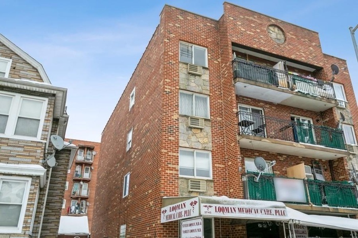 View of apartment building / complex
