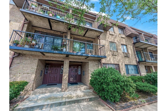 View of apartment building / complex