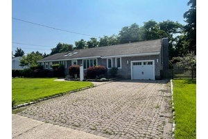 Contract Vendee listing Classic split ranch it needs minor renovation.
