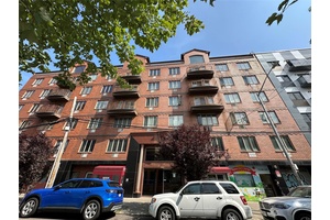 prime location Flushing spacious 1br good size and layout compare to new building.