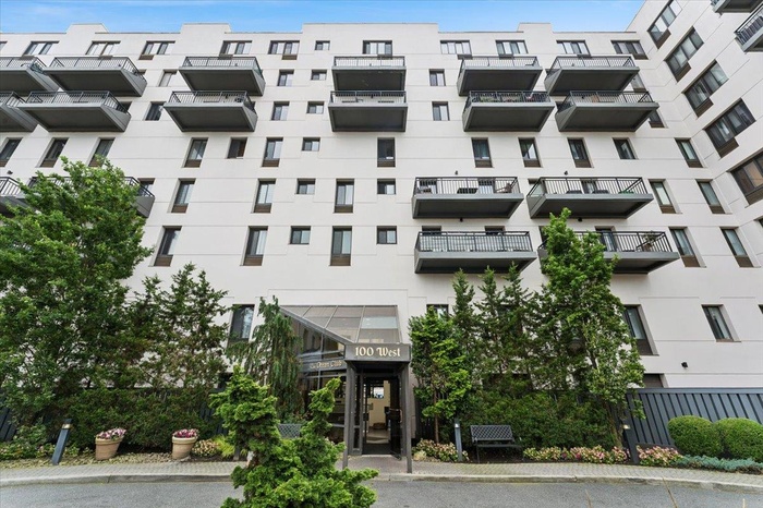 View of apartment building / complex